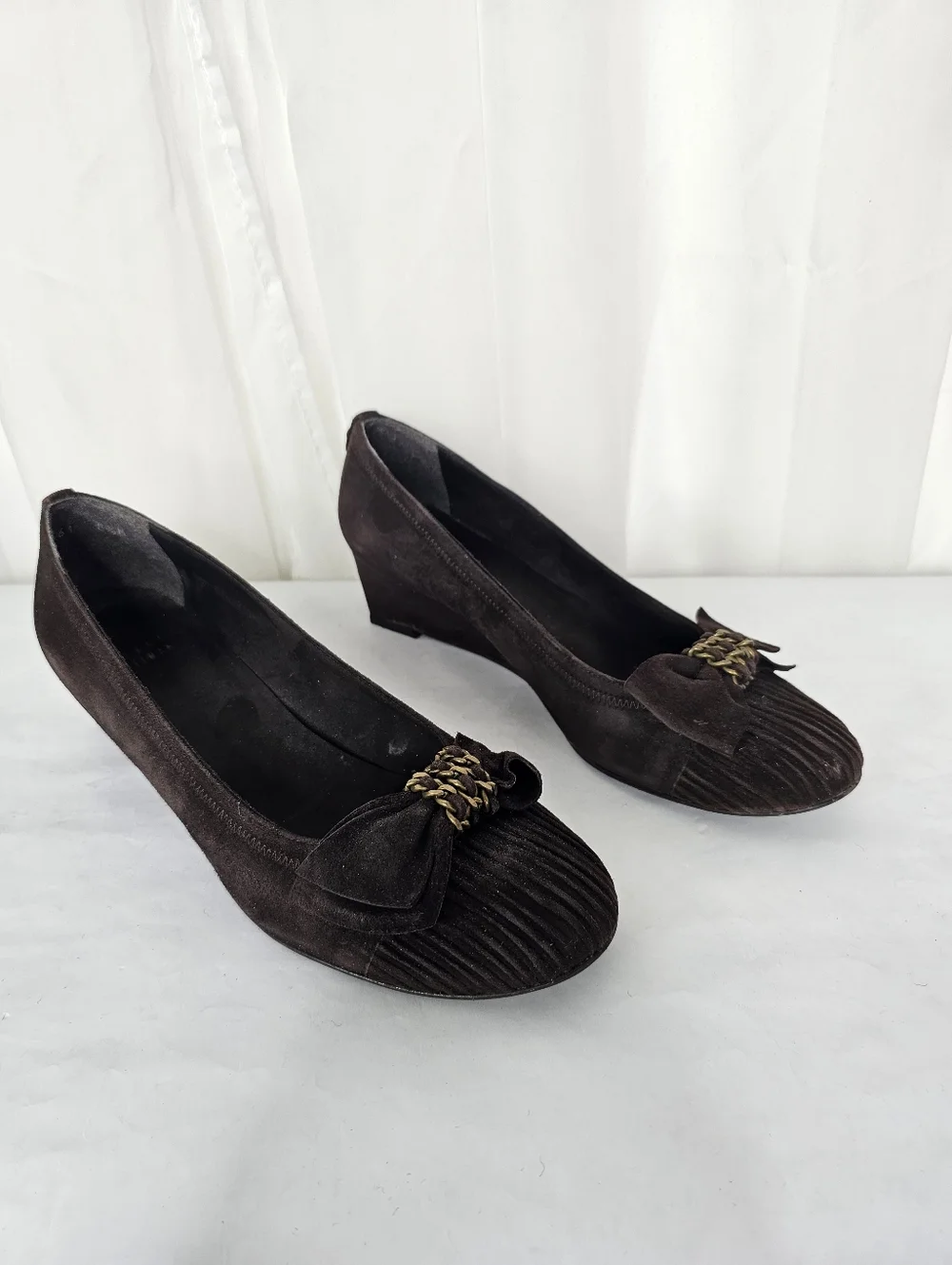 Stuart Weitzman Frobozzie Brown Cola Suede Pleated Wedge Pumps Preppy 90s 8.5 - Picture 1 of 13